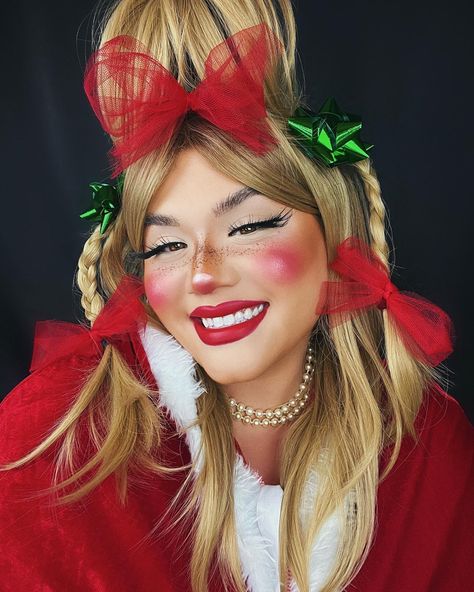 Cindy Lou Who Makeup Kids, Cindy Lou Makeup, Whoville Photoshoot, Dress Like A Who From Whoville, Grinch Makeup Easy, Cindy Lou Who Costume Diy Women, Whoville Outfits, Cindy Lou Who Makeup, Christmas Theme Makeup