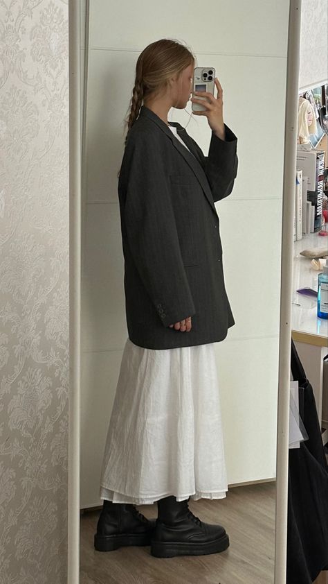 Long Skirt Outfit For Winter, White Long Skirt Winter Outfit, Winter Outfit With Long Skirt, White Skirt Autumn Outfit, White Skirt Outfit Autumn, Long White Skirt Fall Outfit, Long White Skirt Winter Outfit, White Long Skirt Outfit Winter, Winter White Skirt Outfit