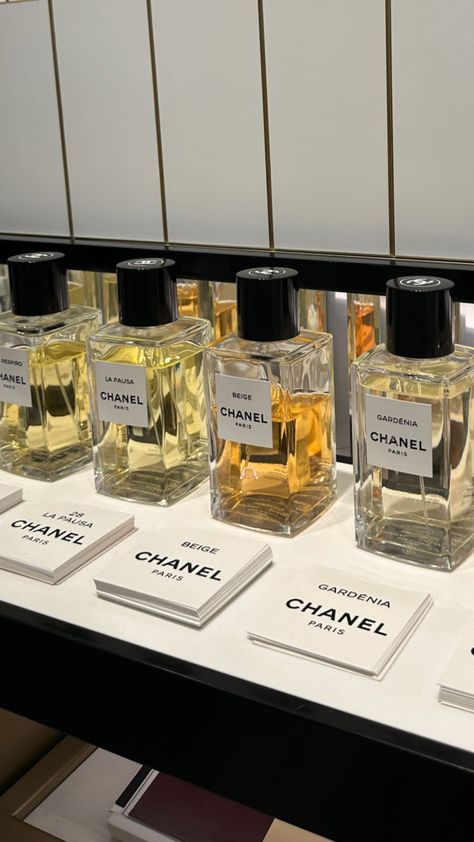 Expensive Perfume Luxury, Feminine Scents, Floral Backdrop Wedding, Fragrance Display, Perfume Luxury, Jo Malone Perfume, Cologne Collection, Chanel Cosmetics, Boyfriend Gift Basket