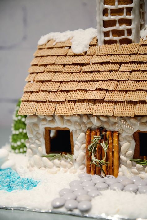 Cottage Gingerbread House, Jul Kaka, Homemade Gingerbread House, Cool Gingerbread Houses, Gingerbread House Parties, Gingerbread House Designs, Gingerbread House Cookies, Gingerbread Party, Gingerbread Diy