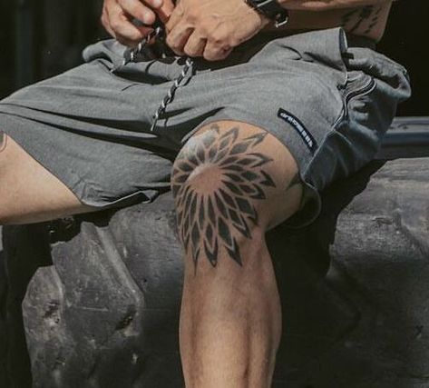 Forum Tattoos Men, Mandala Tattoo Knee Men, Men’s Knee Tattoo, Geometric Knee Tattoo, Knee Cap Tattoo Ideas, Knee Mandala Tattoos, Above Knee Tattoo Men, Mandala Knee Tattoo, Quad Tattoo For Men