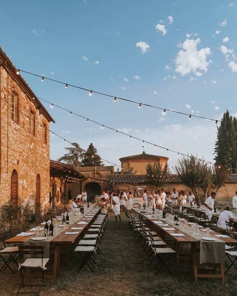 𝐵𝑟𝑖𝑛𝑑𝐴𝑝𝑖𝑛𝑜'𝑠 𝐹𝑎𝑚𝑖𝑙𝑦 on Instagram: "Such a beautiful day yesterday for the welcome BBQ of Océane & Stéphane ✨ It was like starting over again, in this difficult year in which many were forced to postpone their wedding to 2021!🌈 📷 @justelenat . Planning @sweetlove_and_confettis Venue @villa_catignano Caterer @lincei_catering Cocktail bar @brindapino Lights @audiovisualsiena Official photographer @ericrene.penoy" Villa Catignano, Welcome Dinner, Bar Catering, Starting Over Again, Bbq Wedding, Cocktail Bar, A Beautiful Day, Wedding Welcome, Beautiful Day