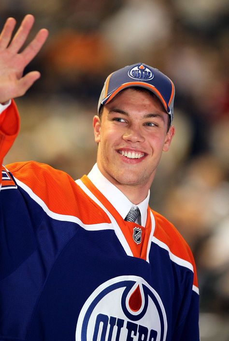 taylor hall Taylor Hall, Hockey Players, Nhl, Hockey, Captain Hat, Baseball Cards, Baseball, Sports, Ice Hockey