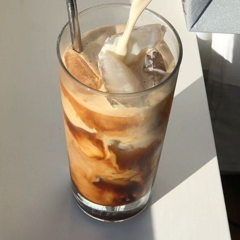 iced coffee in the afternoon | Melissa Bonnissent (@melibonni) Coffee Board, Coffee Obsession, Caramel Latte, Coffee Pictures, Iced Latte, Aesthetic Coffee, But First Coffee, Food Obsession, Coffee Addict