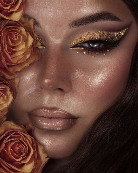 Silver And Gold Christmas Party, Makeup Looks For Photoshoot, Taylor Swift Makeup Ideas, Gold Goddess Makeup, Ethereal Makeup Looks, Cleopatra Goddess, Onam Shoot, Abstract Makeup Looks, Celestial Makeup