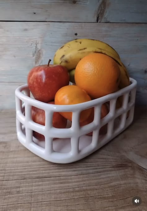 Ceramic Fruit Basket, Pottery Basket, Fruit Holder, Pottery Crafts, Ceramics Ideas Pottery, Pottery Designs, Fruit Basket, Diy Clay, Clay Projects