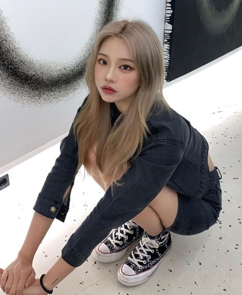 Blonde Hair Korean, Blonde Asian Hair, Blonde Asian, Hair Color Streaks, Uzzlang Girl, Hair Dye Colors, Asian Hair, Hair Inspo Color, Ulzzang Girl