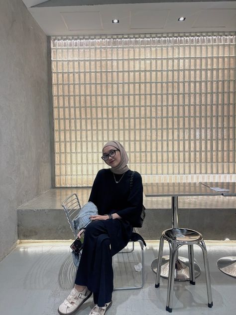 Ootd Bukber, Cafe Outfit Ideas, Black Outfit Hijab, Cafe Ootd, Ootd Cafe, Cafe Pose, Inspirational Outfits, Black Ootd, Black Hijab