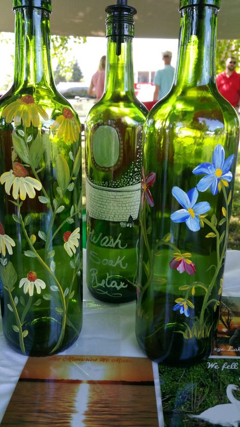 Creative Things To Do With Wine Bottles, Art On Wine Bottles, Painting Wine Bottles Ideas, Paint Wine Bottles Ideas, Green Wine Bottle Crafts, Crafts To Do With Glass Bottles, Green Glass Bottle Painting, Diy With Wine Bottles, Paint Wine Bottles Diy