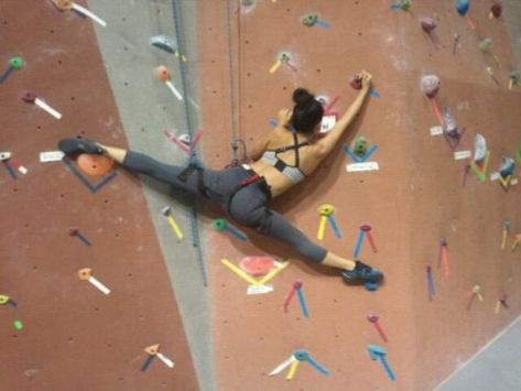 25 Women With Impressive Talents - Funny Gallery Woman Climbing, Climbing Girl, Indoor Rock Climbing, Indoor Climbing, Sport Climbing, Rock Climbers, Rock Wall, Climbing Wall, Camping Fun