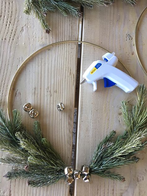 DIY Christmas Hoop Wreaths Metal Christmas Wreath, Hoop Wreaths, Diy Gold, Thrift Store Crafts, Xmas Wreaths, Wreaths Diy, Floral Hoops, Christmas Mantels, Craft Art