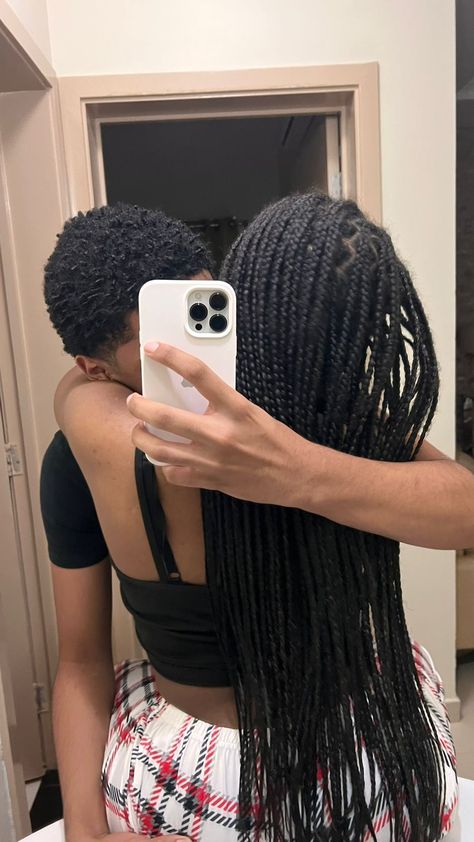 Cute Pop Out Pictures Couples, Black Couple Mirror Pic Hidden Face, Sneaky Couple Pictures, Bathroom Mirror Pics With Boyfriend, Pic To Recreate With Bf, Black Cute Couple Pics, Bf Gf Mirror Pictures, Couple Picture Ideas No Face, Couple Poses Black People