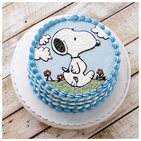 See this Instagram photo by @ivenoven • 3,239 likes                                                                                                                                                                                 More Snoopy Birthday Cake, Bolo Snoopy, Snoopy Birthday Party, Snoopy Cake, Peanut Cake, Cookies Cupcake, Nursing Cake, Snoopy Party, Snoopy Birthday