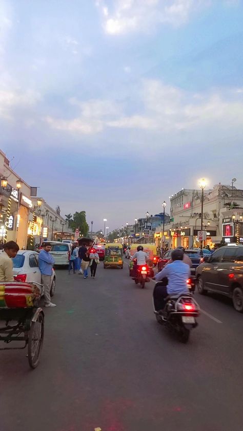 #Lucknow #Hazratganj #lights Hazratganj Lucknow Snap, Hazratganj Lucknow Aesthetic, Lucknow Snapchat, Lucknow Aesthetic, Selfie Pose, Travel Infographic, Mecca Wallpaper, Sky Photography Nature, Adventure Aesthetic