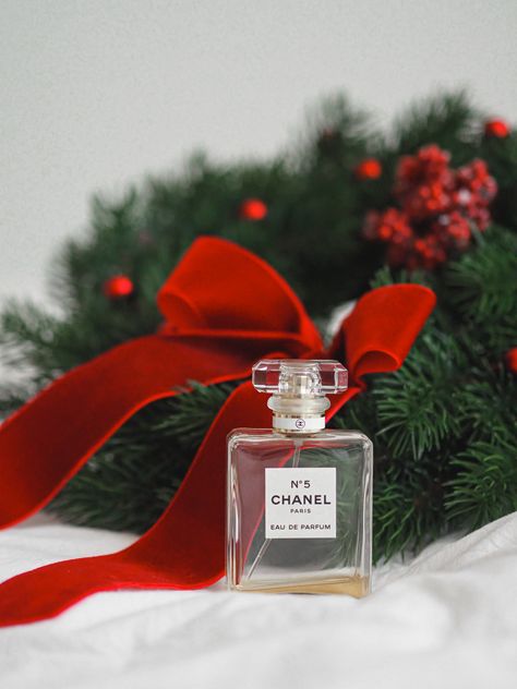 Chanel Pictures, Chanel Christmas, Winter Perfume, Chanel Perfume Bottle, Fragrance Photography, Christmas Fragrance, Perfume Photography, Candles Photography, Fragrance Bottle