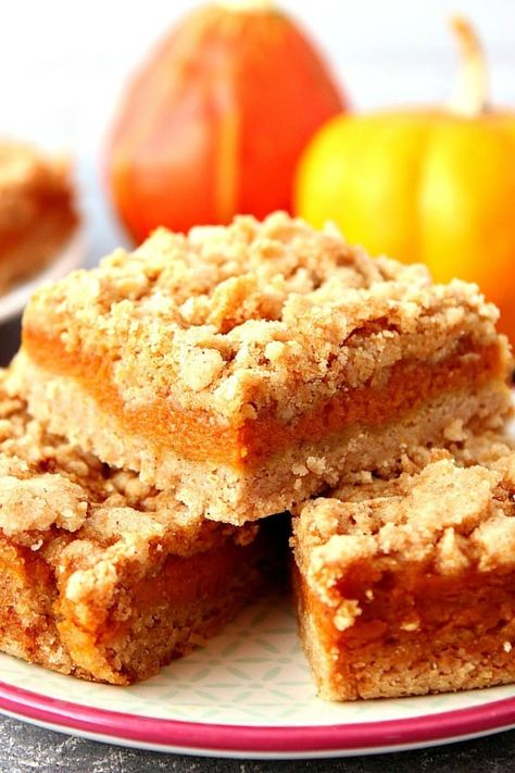 Pumpkin Pie Bars recipe - easy dessert bars made with canned pumpkin pie filling and from-scratch crust and topping, that's made in one bowl. The cinnamon crumb topping is irresistible! Pumpkin Pie Bars Recipe, Pie Bars Recipe, Easy Dessert Bars, Classic Pumpkin Pie, Easy Bar Recipes, Pie Bar Recipes, Tiramisu Dessert, Pumpkin Recipes Easy, Pumpkin Pie Mix