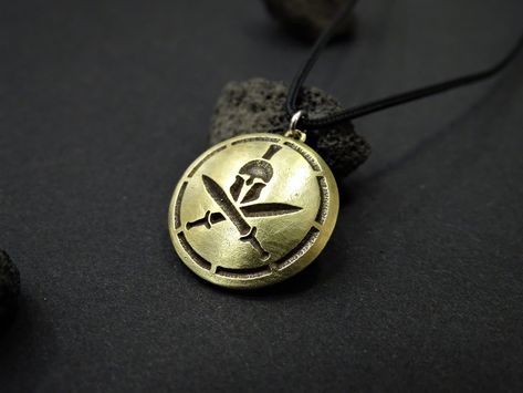 Spartan Symbol, Greece Jewelry, Warrior Symbols, Mini Tools, Greek Mythology Jewelry, Amor Anime, Warrior Necklace, Mythology Jewelry, Gothic Pendant