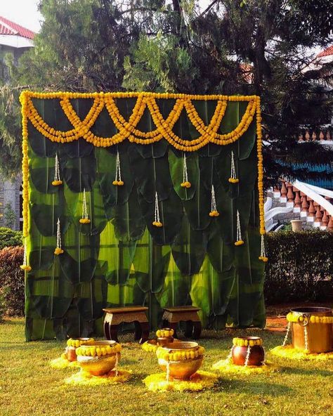 South Indian Wedding Decor, Indian Wedding Decor Ideas, Leaf Decor Wedding, Haldi Ceremony Decorations, Small Wedding Decor, Mehendi Decor Ideas, Green Backyard, Simple Stage Decorations, Indian Wedding Decor