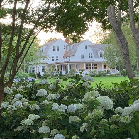 A loving rejuvenation of an 1893 classical revival house on the east end of Long Island. Landscape architect: @ed_hollander General… | Instagram Island Homes Exterior, Island Home Exterior, Long Island Homes, Hampton Cottage, East Coast House, Gambrel Exterior, Building Hacks, Bloxburg Building, Fisher Family