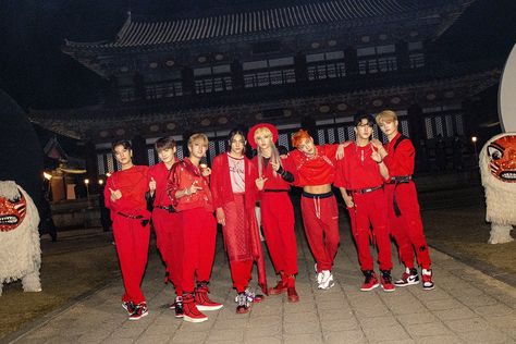 Stray Kids Outfits, Music Station, Kids Groups, Red Outfit, Group Photos, Red Aesthetic, Look At You, Lee Min Ho, Lee Know