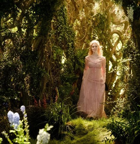 Elle Fanning as Princess Aurora in Maleficent: Mistress of Evil (2019) Elle Fanning Maleficent, Aurora Wedding Dress, Maleficent Aurora, Maleficent Mistress Of Evil, Aurora Costume, Maleficent Movie, Spirit Fanfic, Aurora Wedding, Mistress Of Evil