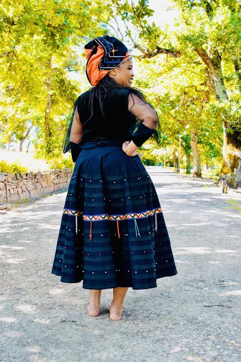 Xhosa Makoti Outfits Shweshwe, Xhosa Traditional Wear Woman, Umbhaco Xhosa Designs, African Attire Patterns, Umbhaco Xhosa, Xhosa Makoti Outfits, Makoti Outfits, Tsonga Dresses, Shweshwe Patterns