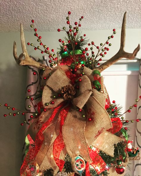 Rustic country tree topper!!! Love how it turned out. ❤️ Country Tree Topper Ideas, Western Tree Topper Ideas, Woodsy Christmas Tree Topper, Deer Antler Tree Topper, Woodland Tree Topper, Christmas Tree With Antlers, Christmas Tree Toppers Rustic, Manly Decorations, Country Christmas Tree Topper