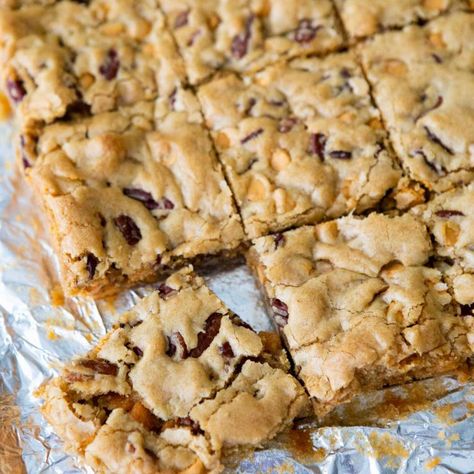 These butterscotch brownies are so easy the batter will be done before the oven has even pre-heated! Mix it all up in just one bowl for a low mess way to bake a totally addictive treat. Sweet and salty, chewy and slightly crispy on the outside. YUM. Perfect first recipe for baking with kids, let them help measure and stir it all together. Butterscotch Brownies Easy, Butterscotch Brownies Recipe, Butterscotch Bars Recipe, Butterscotch Desserts, Butterscotch Brownies, Butterscotch Recipes, Butterscotch Bars, Butterscotch Blondies, Butterscotch Cookies