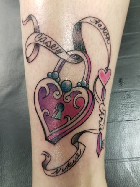 Loving my new tattoo ! Kids name are in the ribbon and husbands name is on the key ❤️ Husband Name Tattoos, Grandchildren Tattoos, Key Tattoo Designs, Couples Tattoo Designs, Mom Tattoo Designs, Tattoos With Kids Names, Ribbon Tattoos, Butterfly Tattoos For Women, Tasteful Tattoos