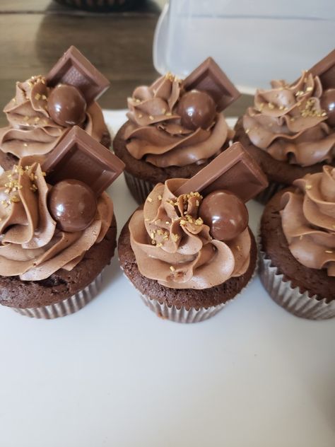 Fancy Chocolate Cupcakes Decorating, Chocolate Decorated Cupcakes, Pretty Chocolate Cupcakes, Chocolate Cupcakes Aesthetic, Chocolate Cupcake Decorating Ideas, Chocolate Cupcake Decoration, Chocolate Wedding Cupcakes, Chocolate Birthday Cupcakes, Super Moist Chocolate Cupcakes