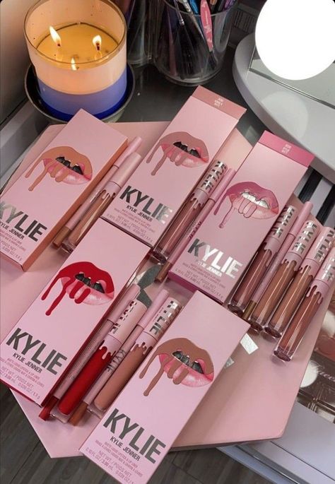 Maquillage Kylie Jenner, Makeup Collection Goals, Kylie Lipstick, Kylie Makeup, Essential Makeup, Makeup Bag Essentials, Kylie Lip Kit, Flipagram Instagram, Beauty Boost