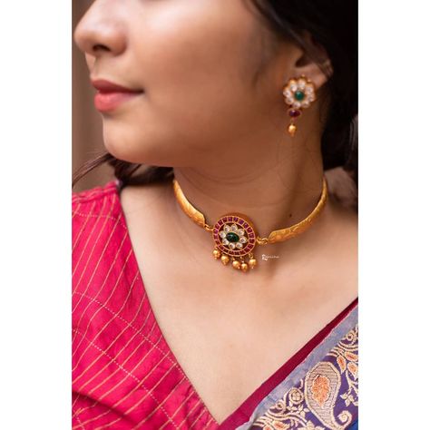 Evergreen Necklace Designs That You Must Own • South India Jewels Kalung Choker, Choker Necklace Designs, Gold Jewelry Simple Necklace, Beautiful Gold Necklaces, Gold Necklace Indian Bridal Jewelry, Antique Bridal Jewelry, Flower Choker, Gold Pendant Jewelry, Black Beaded Jewelry