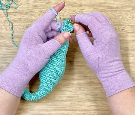 Craft Space Ideas, Gym Gloves Women, Abstract Crochet, Compression Gloves, Gym Gloves, Craft Space, Mosaic Crochet, Yarn Storage, Fingers Design