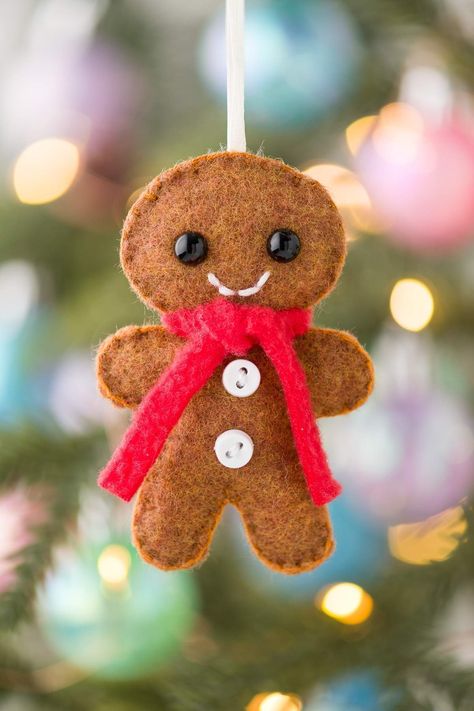 While you can easily find Christmas ornaments at the store, crafting your own is a whole lot more enjoyable! This adorable felt gingerbread man ornament is super easy to create, and it will bring a delightful flair to your holiday decorations this season and for many more to come! Plus, they make wonderful gifts for friends and family, too. If you're already a keen crafter or you sew or knit, you'll find it super-easy to make and, even if not, it's a relatively simple project you can enjoy. Gingerbread Man Felt Ornament, Felt Christmas Crafts For Kids, Felt Christmas Ornaments Diy, Gingerbread Men Decorations, Diy Gingerbread Ornaments, Felt Gingerbread Ornaments, Felt Gingerbread Man, Gingerbread Man Crafts, Gingerbread Man Decorations