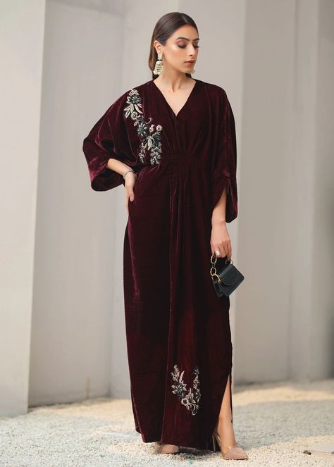 Pakistani Dresses Party, Kaftan Design, Asian Wedding Dress Pakistani, Purple Jasper, Kaftan Designs, Asian Wedding Dress, Velvet Dress Designs, Mode Abaya, Floor Length Dress