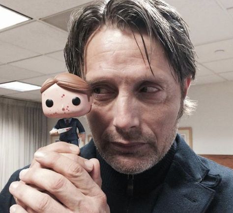 Mads Mikkelsen com o boneco Funko do Hannibal Mads Mikkelsen, A Man