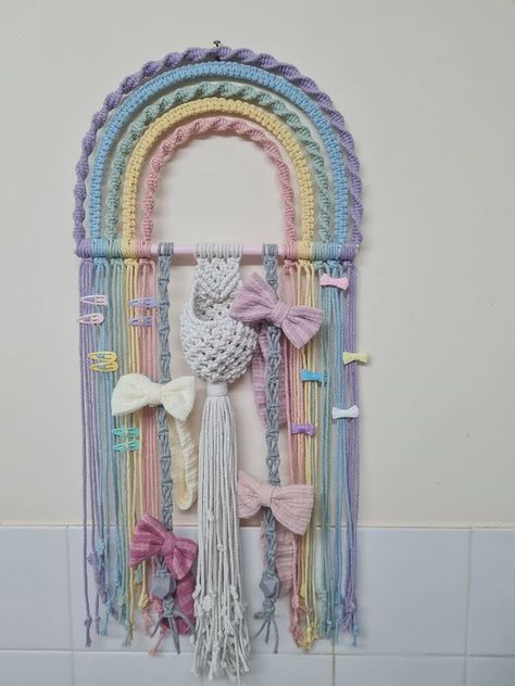 Baby Macrame Ideas, Macrame Kids Room, Arco Iris Macrame, Macrame For Beginners, Macrame Rainbow Wall Hanging, Macrame Nursery, Macrame Baby, Macrame Wall Hanging Tutorial, Macrame Dream Catcher