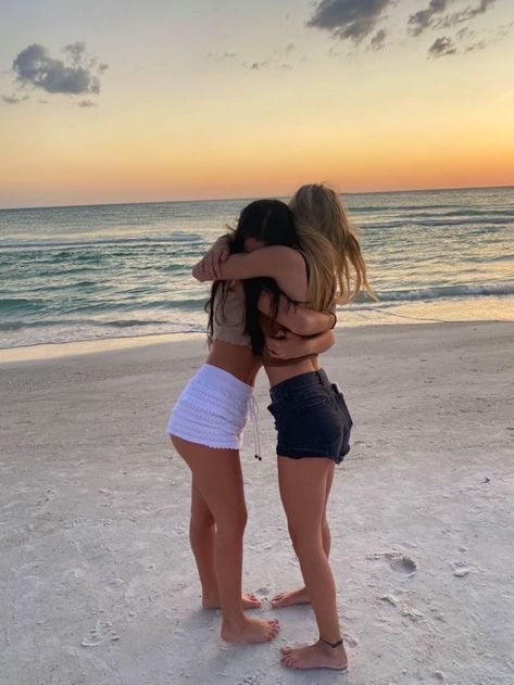 Beach Pictures With Friends, Best Beach Poses, Poses For Friends, Beach Vacation Pictures, Foto Best Friend, Poses With Friends, Beach With Friends, Group Photoshoot, Sunset Beach Pictures