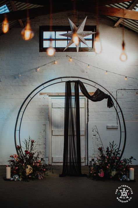 Dark Moody Wedding Backdrop, Black Themed Wedding Decoration, Black Circle Arch Wedding, Black And Moody Wedding, Halloween Wedding Backdrop, Dark Gatsby Aesthetic, Dark Wedding Backdrop, Small Outdoor Winter Wedding, Goth Prom Photos