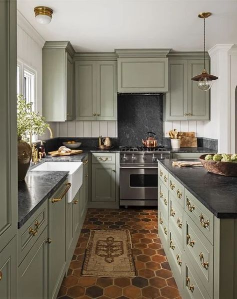 15 Beautiful Kitchens with Soapstone Countertops - Nikki's Plate Cabinet Color With Soapstone, Green Soapstone Countertops, Kitchen With Dark Counters, Green Kitchen Black Countertop, Kitchen With Dark Granite Countertops, Black Countertops Kitchen Color Schemes, Dark Countertops Kitchen Color Schemes, Kitchens With Black Granite Countertops, Dark Granite Countertops Kitchen