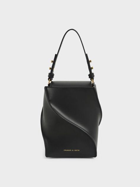 Classy Handbags For Women, Chunky Mules, Unique Bags Design, Classy Handbags, Black Saddle Bag, Hand Bags Designer, Bucket Bag Style, Trending Bags, Women Hand Bags