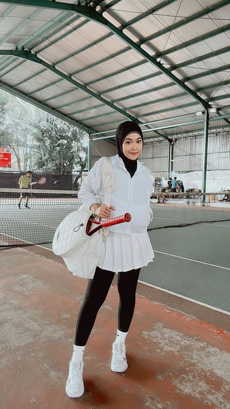 Hijab Exercise Outfit, Tennis Outfit Women Hijab, Hijab Golf Outfit, Modest Golf Outfit, Outfit Golf Women Hijab, Hijabi Tennis Outfit, Badminton Outfit Women Hijab, Modest Golf Outfits Women, Hijab Sport Outfit Sporty Look