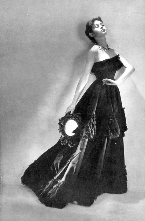 Christian Dior Gowns, Fifties Style, Cristobal Balenciaga, Dior Gown, Bridget Bardot, Retro Inspiration, Balenciaga Fashion, 1950 Fashion, Simply Fashion