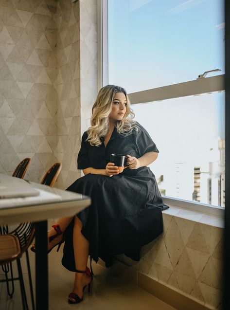 Plus Size Lifestyle Photography, Plus Size Portraits, Poses For Plus Size Women Flattering, Plus Size Portrait Photography, Plus Photoshoot, Photoshoot Ideas Plus Size, Curvy Poses Photography, Plus Size Fotografie, Plus Size Photo Shoot Ideas