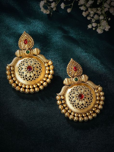 Uphold India's tradition by wearing entirely handcrafted, uniquely designed, and competitively priced temple earrings from Kalyan Jewellers! Check out our online store today! Silver Earrings Indian, Earrings Indian Traditional, Jhumkas Gold, Jhumka Set, Beautiful Gold Earrings, Indian Traditional Wedding, Temple Earrings, Kalyan Jewellers, Gold Jhumka