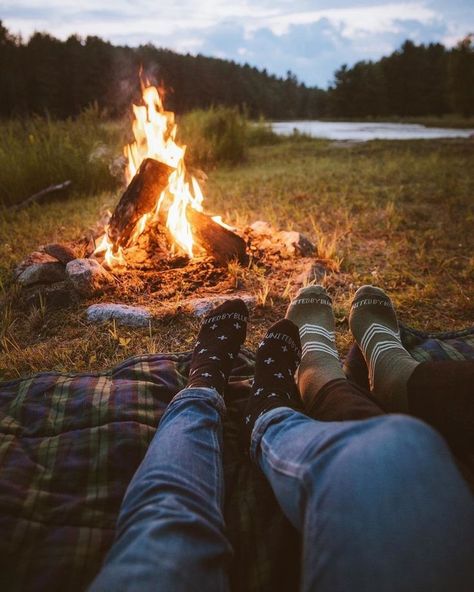 #campfire #adventure #lake #cuddles # picnic Summer Camping Photography, Oregon Life, Dream Dates, Camping Photo, Retro Camping, Cute Date Ideas, Camping Photography, Camping Aesthetic, Van Camping