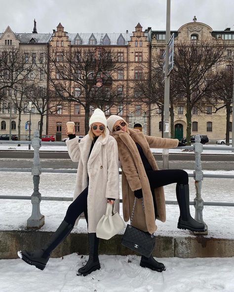 JOSEFIN LΛVOLD ☾ on Instagram: “Missing the snow❄️ but hoping the weather forecast is correct so we’ll get a white Christmas🙈😍” Snow Weather Outfit, Style Long Boots, Ducie London, Winter Vacation Outfits, Ski Trip Outfit, Cold Weather Outfits Winter, Nyc Winter Outfits, Ny Outfits, Mountain Outfit