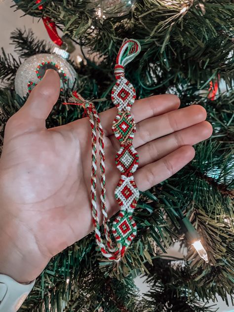 Christmas Thread Bracelets, Christmas Friendship Bracelets, Brazilian Bracelet, Diy Friendship Bracelet, String Bracelet Patterns, Cute Friendship Bracelets, Bff Bracelets, String Bracelets, Friendship Bracelets Designs