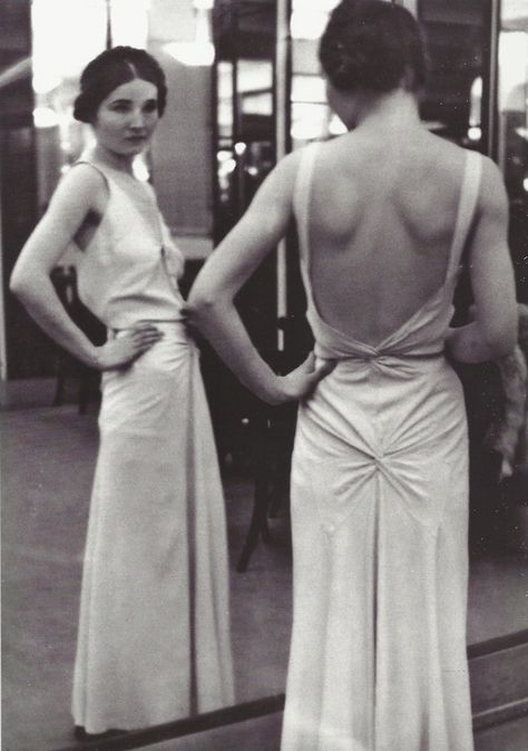 Alfred Eisenstaedt, Chanel Evening Gown, 1930 Chanel Gown, Madeleine Vionnet, Alfred Eisenstaedt, Elsa Schiaparelli, 1930s Dress, 30s Fashion, Retro Mode, 1930s Fashion, 1920s Fashion