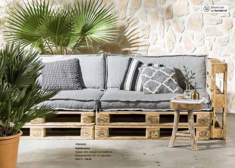 Pallet Bank, Easy Home Diy Upgrades, Pallet Lounge, Cosy Spaces, Garden Bbq, Beautiful Patios, Old Pallets, Upcycled Home Decor, Pallet Furniture Outdoor